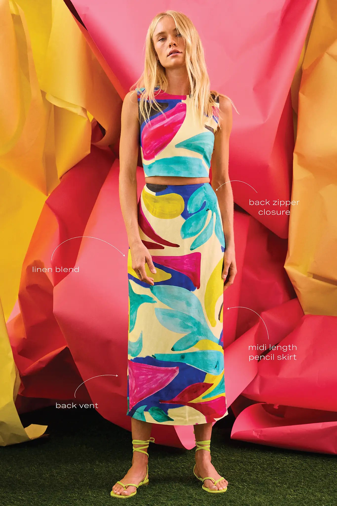 A midi pencil silhouette in our Stroke of Spring print. With a clean back vent and zipper closure.